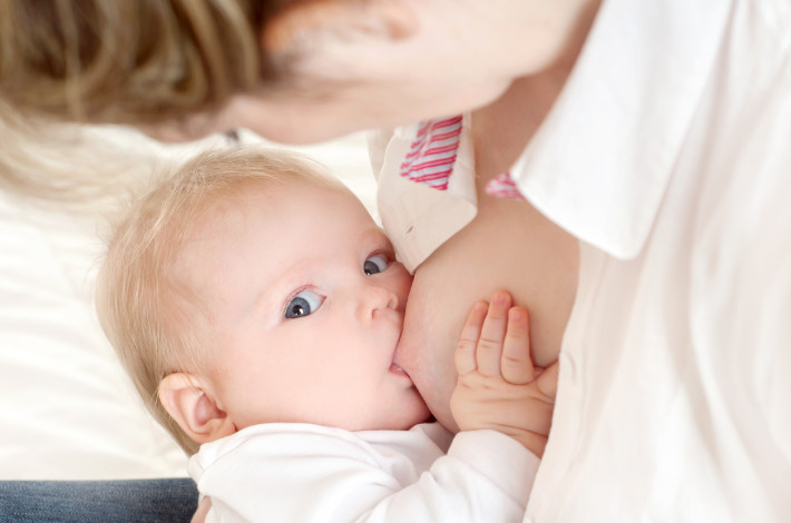Правило такое: чем дольше малыш сосет одну грудь, тем более жирное молоко он получает.