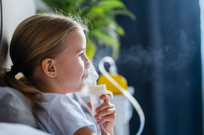 При помощи небулайзера лекарство поступает сразу к очагам поражения - легким и бронхам.