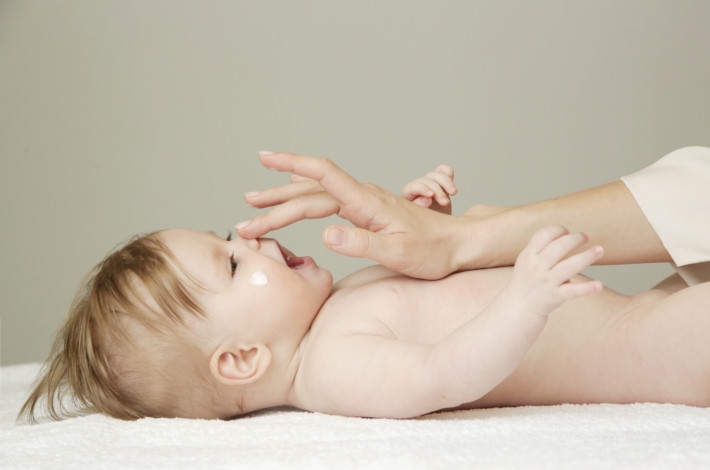  Правильный уход за кожей малыша с первых дней его жизни поможет избежать осложнений и кожных заболеваний в будущем.