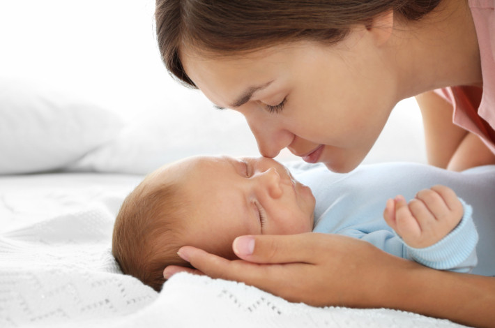 Лактазная недостаточность у малыша может проявиться не сразу, а через несколько недель после рождения. 