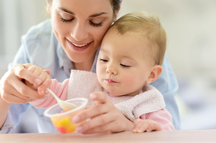 Чем нельзя кормить ребенка до года