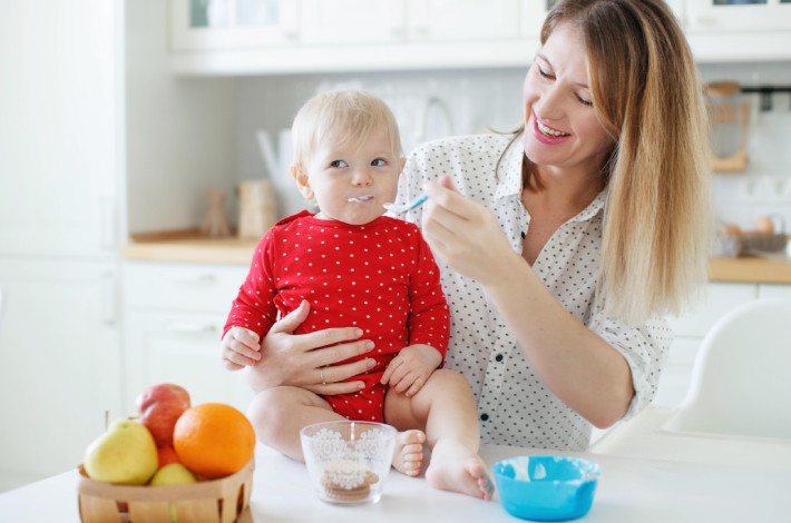 В разные дни ребенку может требоваться разное количество еды. Это зависит от его физической активности, настроения и самочувствия.