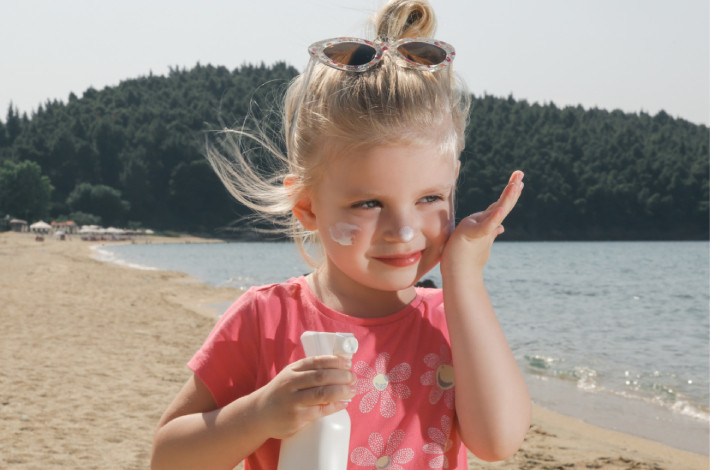 Какие средства помогут защитить детскую кожу от солнца