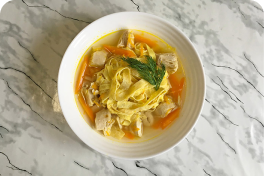 Куриный бульон с лапшой и яичными блинчиками