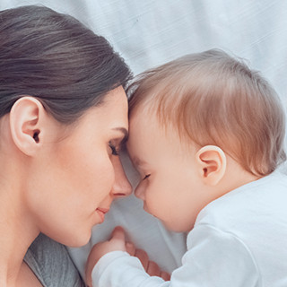 Материнство: Что государство делает для мам и детей