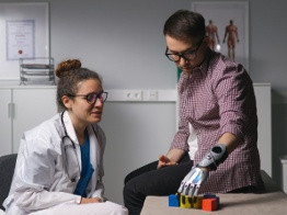 Необычные врачи: следят за голосами звёзд и работают в театрах. Где получить самую редкую и интересную специальность?