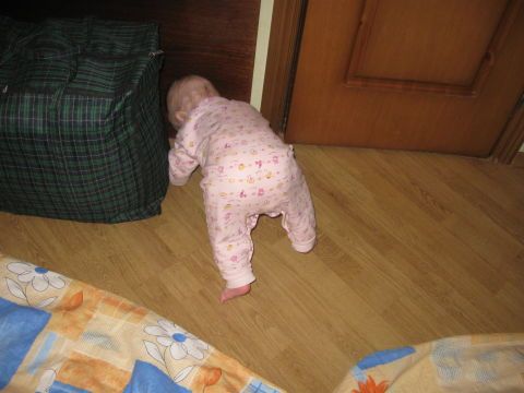 Ребёнок просто фанат туалета)))) Любимое место!