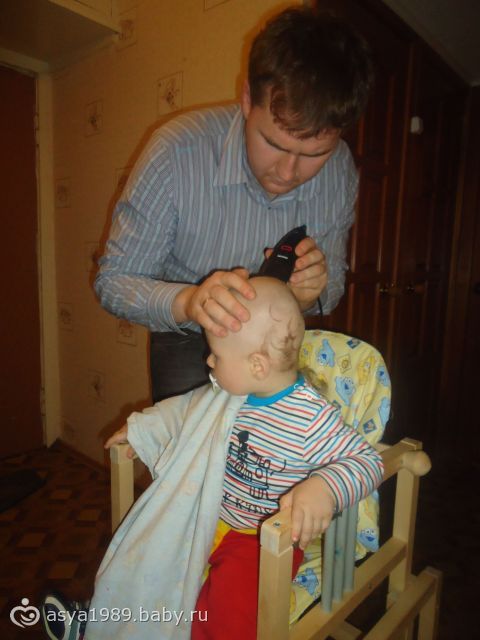 Брею сыну видео. Как брить ребенка в год машинкой. Побрить бритвой младенца.